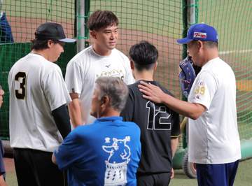 阪神・桐敷、坂本バッテリーが中日・井上監督に謝罪 神妙な面持ち 前日に死球の中日・土田が骨折