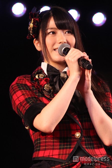 所信表明をする横山由依（C）AKS