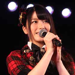 所信表明をする横山由依(C)AKS