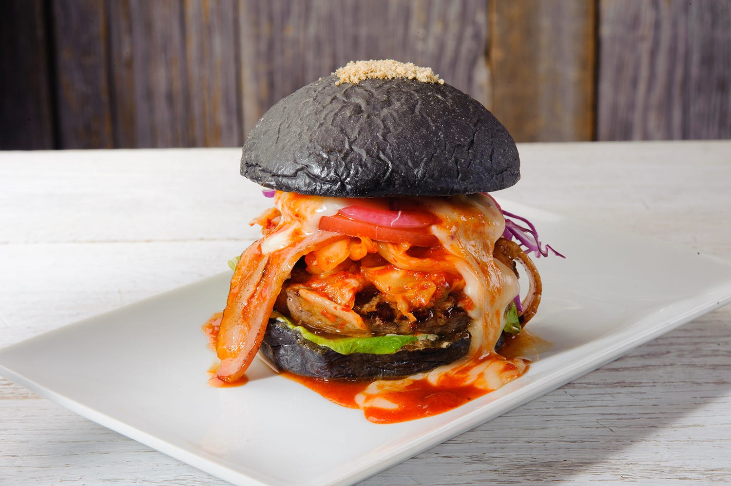 映画『Diner ダイナー』コラボカフェが池袋パルコに、特別コラボバーガーも展開