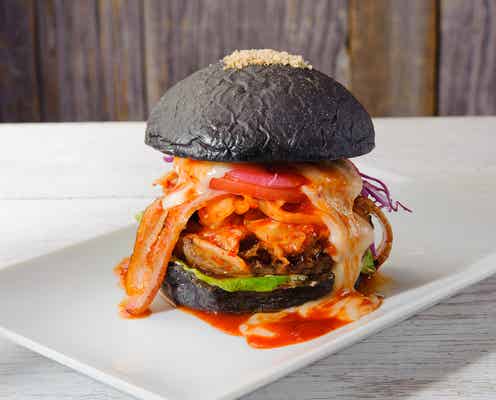 映画『Diner ダイナー』コラボカフェが池袋パルコに、特別コラボバーガーも展開