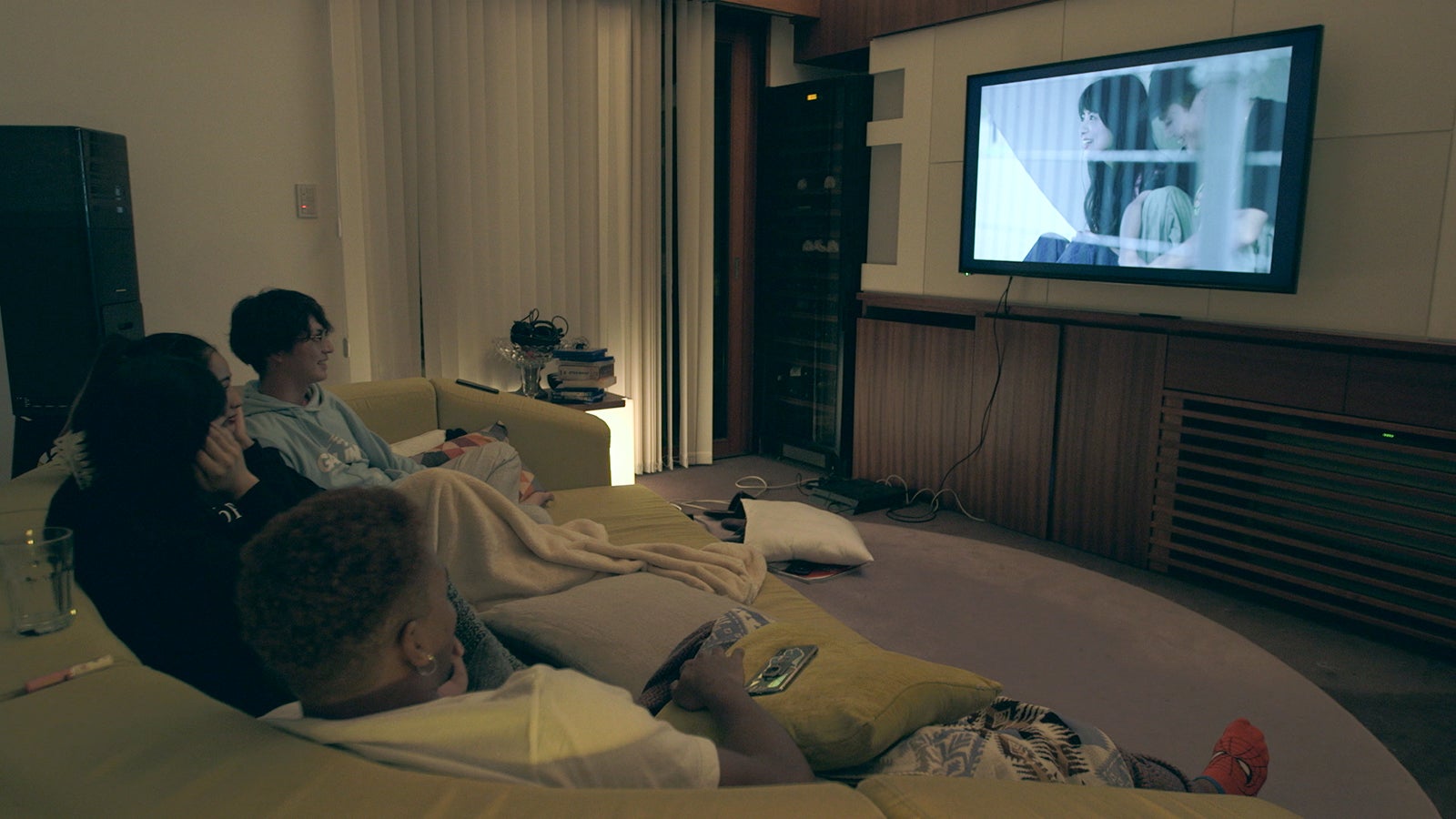 配信を観るメンバー「TERRACE HOUSE OPENING NEW DOORS」41st WEEK（C）フジテレビ／イースト・エンタテインメント