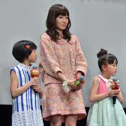 (中央)菅野美穂