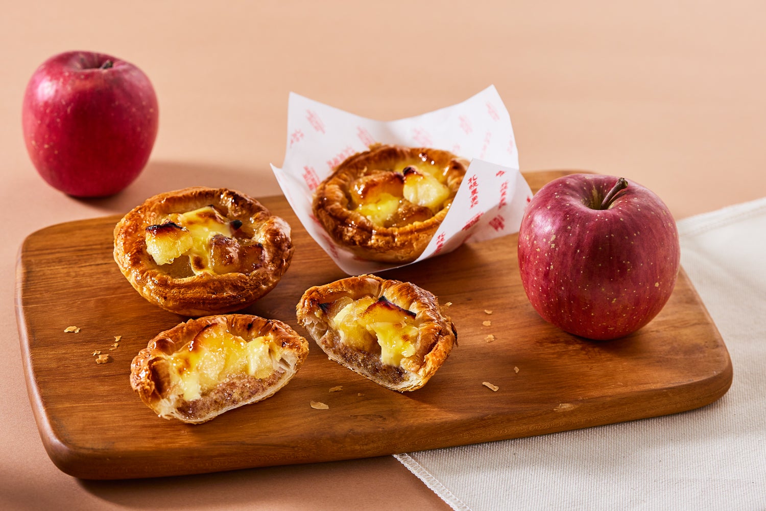 焼きたて北海道アップルパイ1個480円、4個入1,920円（税込）／提供画像