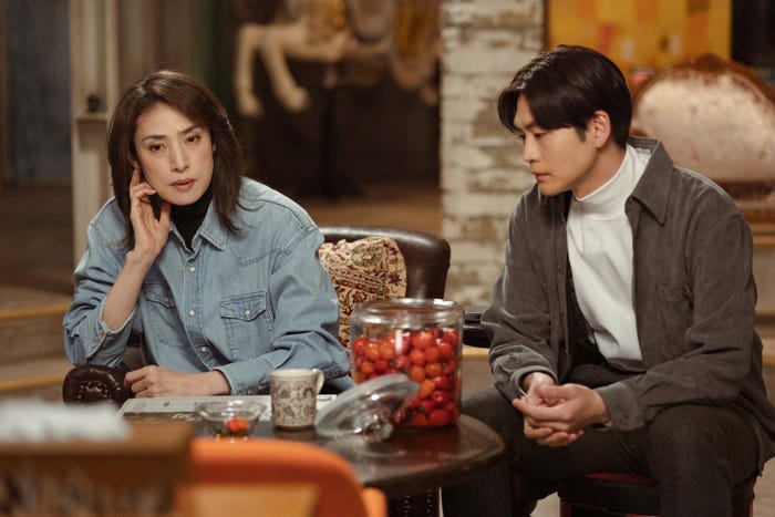 天海祐希、松下洸平「合理的にあり得ない~探偵・上水流涼子の解明~」第1話より(C)カンテレ