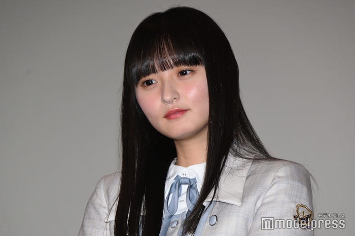 メンバーの話をうなずきながら聴く遠藤さくら(C)モデルプレス