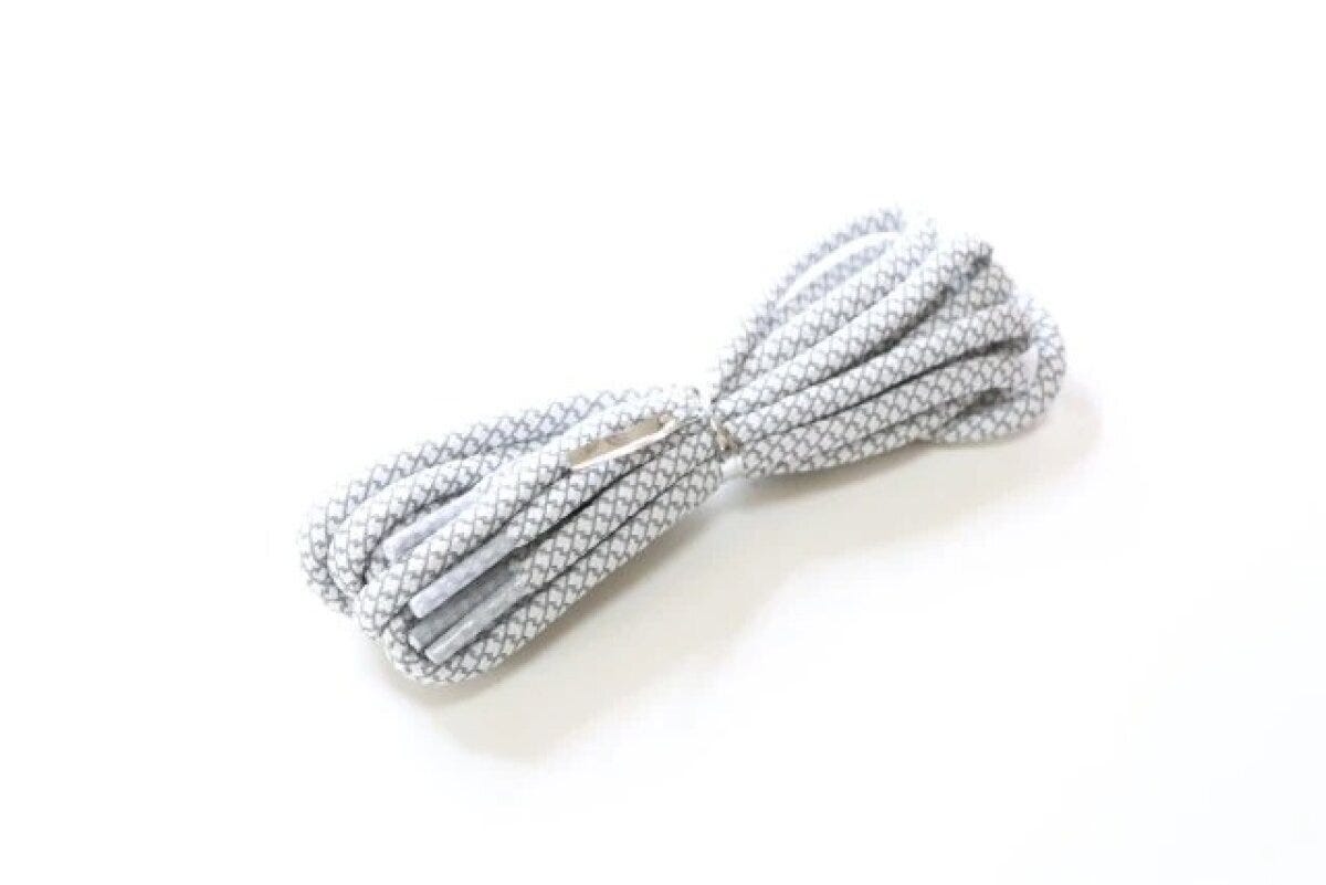 ダイソー　反射する靴紐（120cm、白・黒）