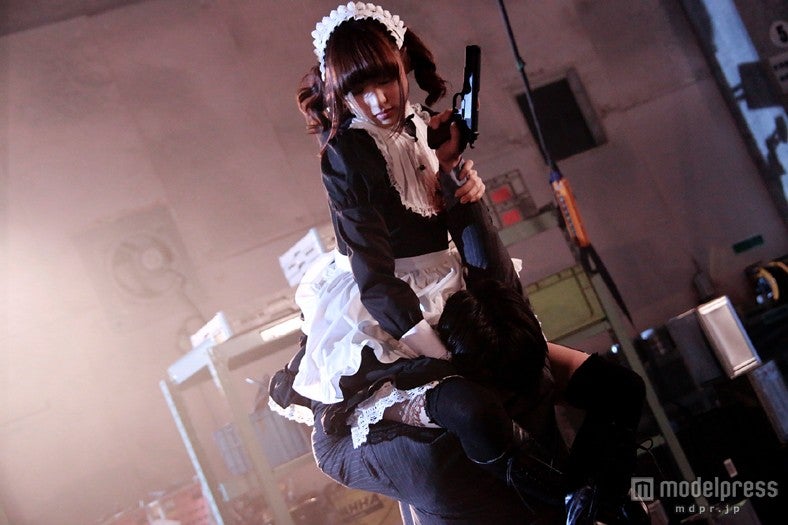 ドジっ子から一変（c）2014 映画「黒執事」製作委員会