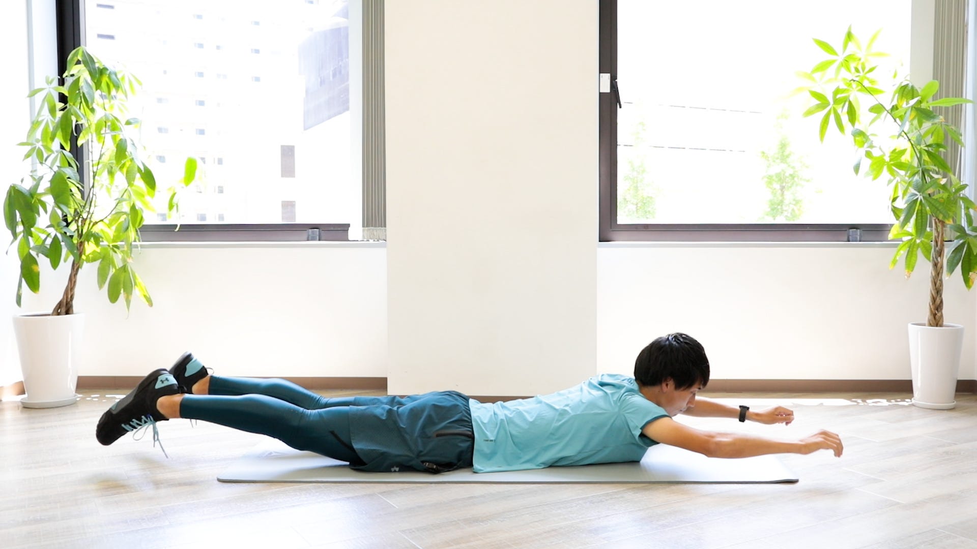 うつ伏せで横になり、両手を伸ばしている図