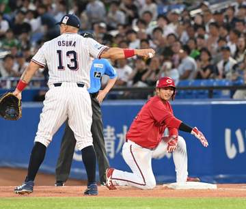 広島・名原の判定を巡って続けざまに2度リクエスト 球場がどよめくセーフティーバントのアウト判定は覆る→直後のけん制アウト判定は覆らず
