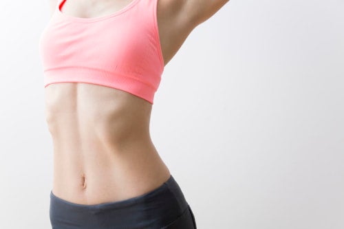 肋骨がすっきりとした女性