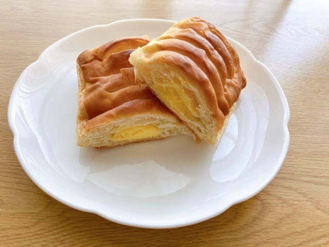 たっぷり詰まったぽってり固めのカスタード♡