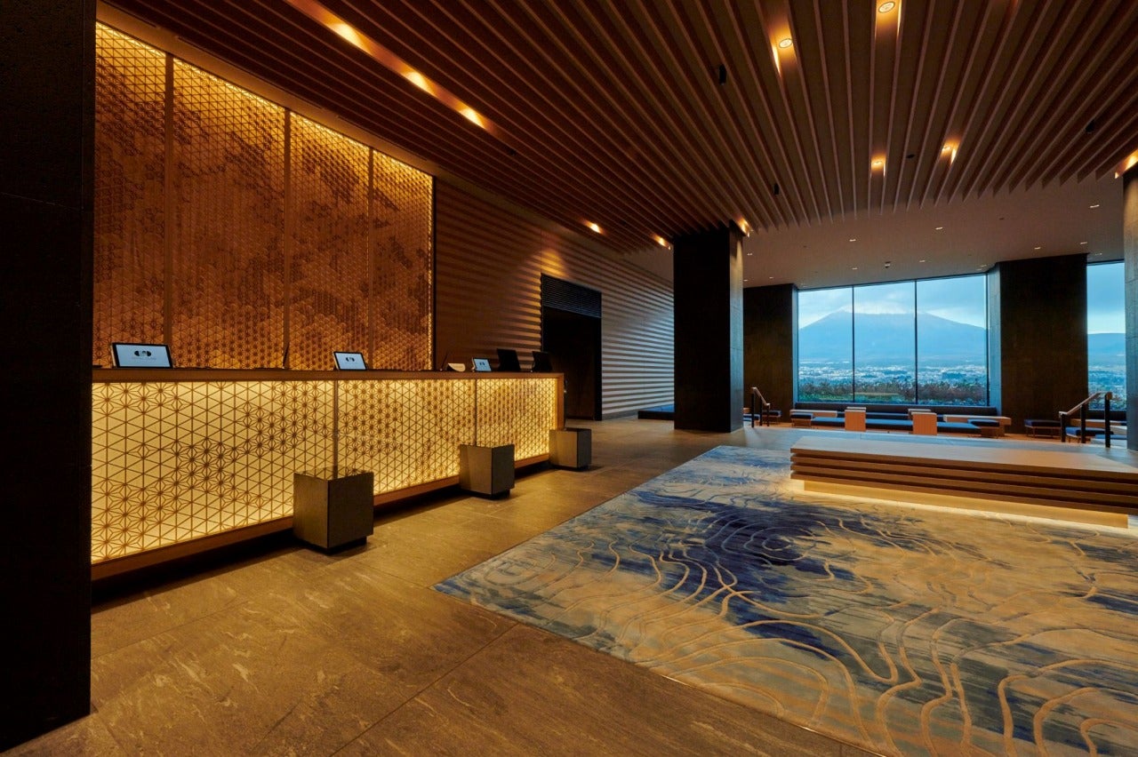 『HOTEL CLAD』富士山を望むフロント・ロビー／画像提供：小田急リゾーツ