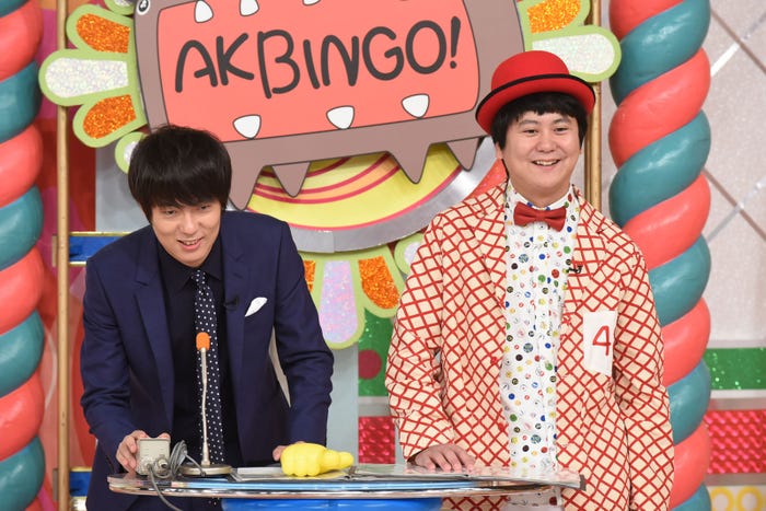 ウーマンラッシュアワー(村本大輔、中川パラダイス)/『AKBINGO!』10月5日放送カット(C)日本テレビ