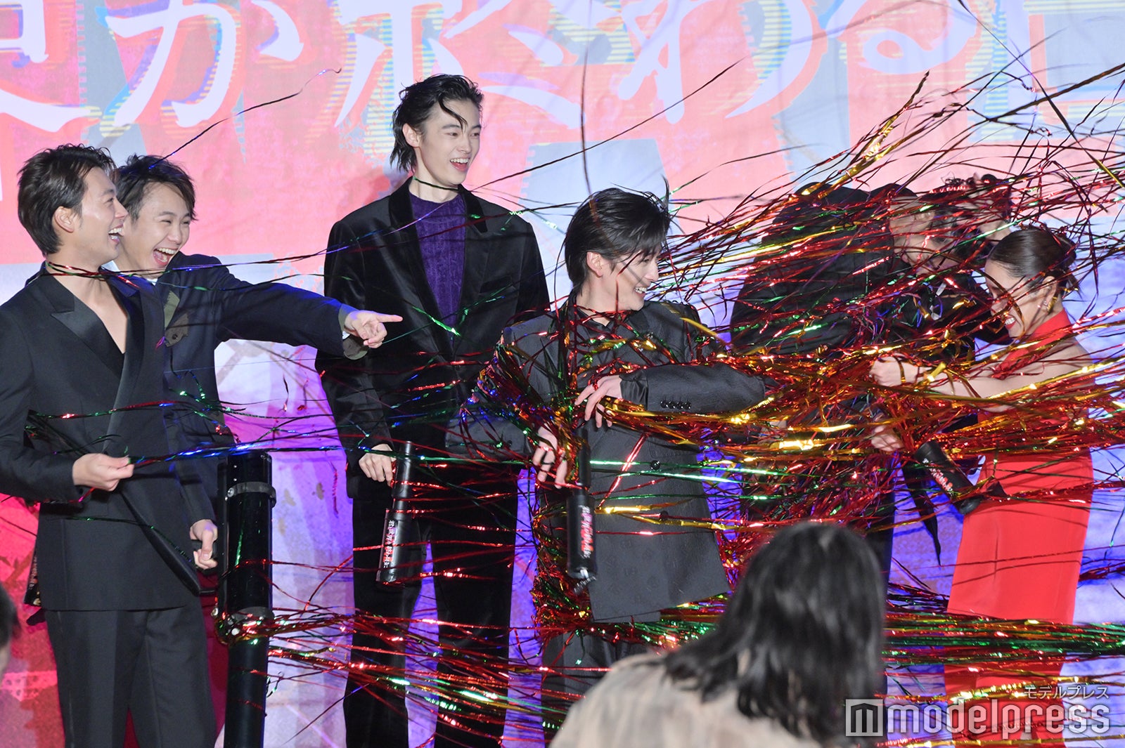 銀テープまみれになる高橋文哉＆堀田真由（C）モデルプレス