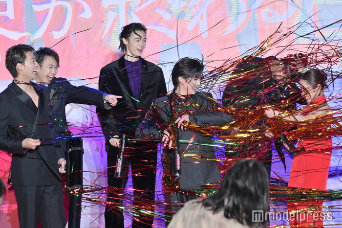 銀テープまみれになる高橋文哉&堀田真由(C)モデルプレス