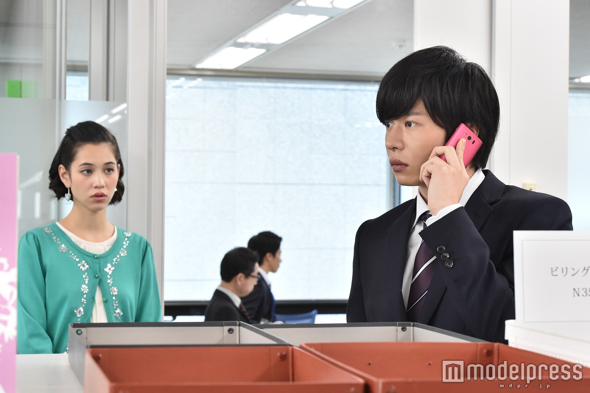 水原希子、田中圭／「家族ノカタチ」第7話場面カット／画像提供：TBS