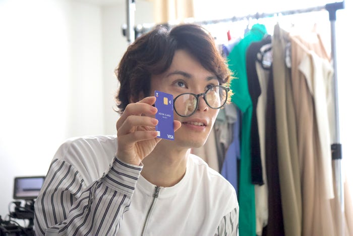 鈴木浩文/縦型WebCM「縦型イオンカード編」(提供写真)