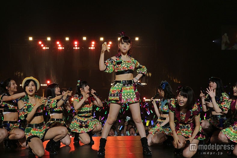 ライブの様子（C）AKS