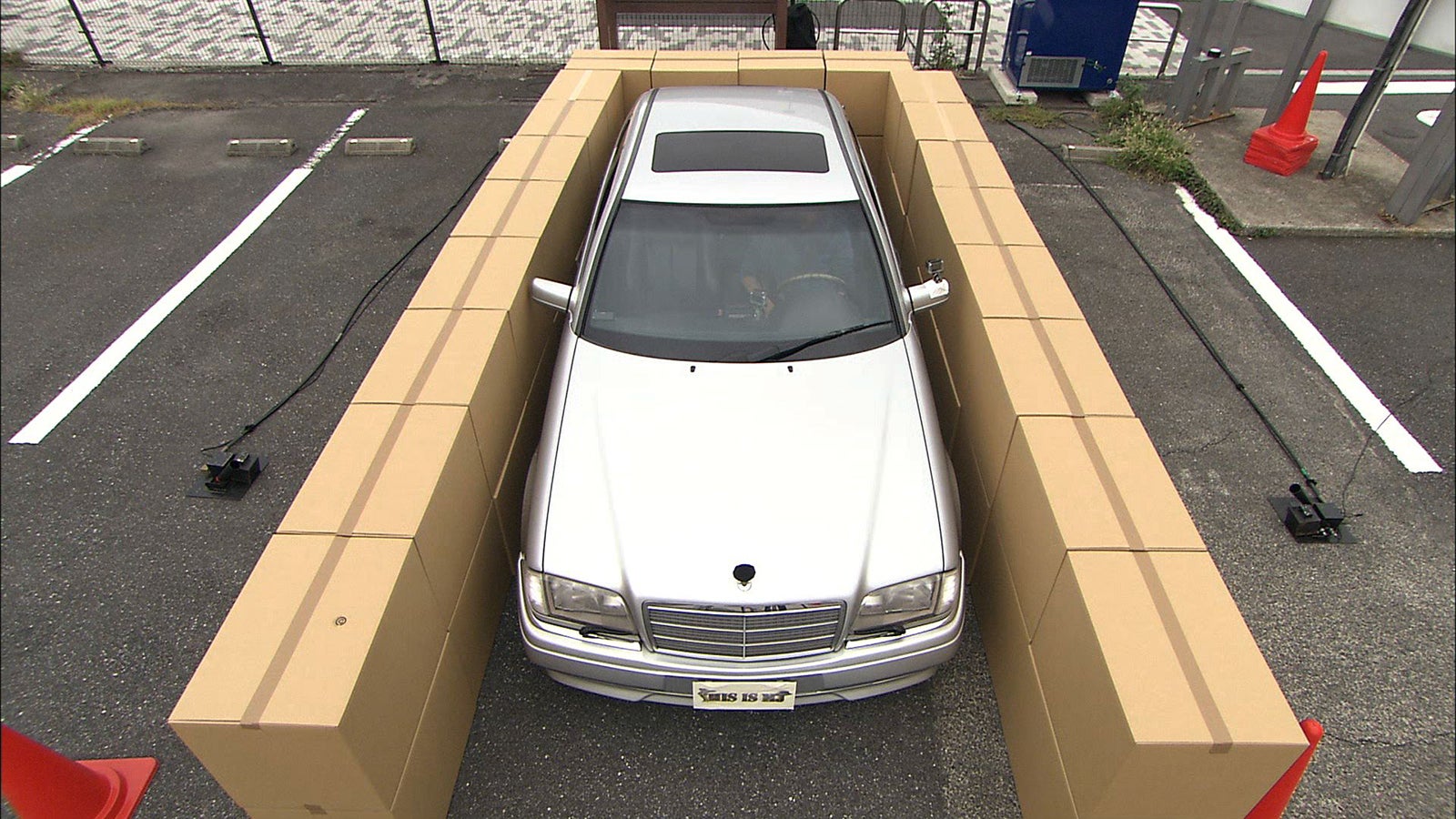 松本潤、薬師丸ひろ子と車庫入れ対決！（C）日本テレビ