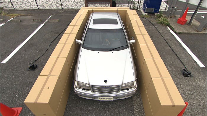 松本潤、薬師丸ひろ子と車庫入れ対決!(C)日本テレビ