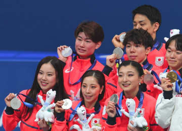 誰？！隣にエグいイケメン外国人2人！フィギュア団体銀・吉田唄菜「飛行機がキャンセルになったおかげで会えた」と胸熱報告 「嬉しくて仕方ない」とファン