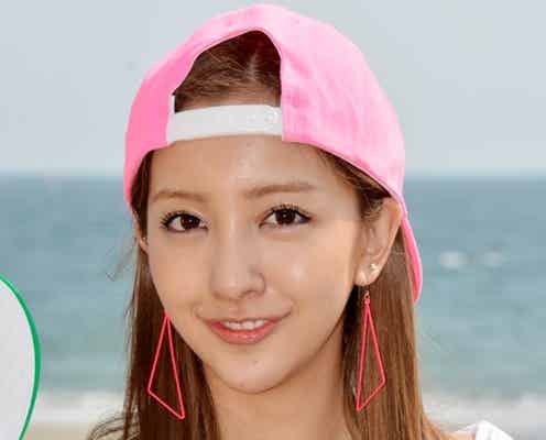 板野友美、美ボディあらわな衣装で海を満喫「テンションが上がっています」