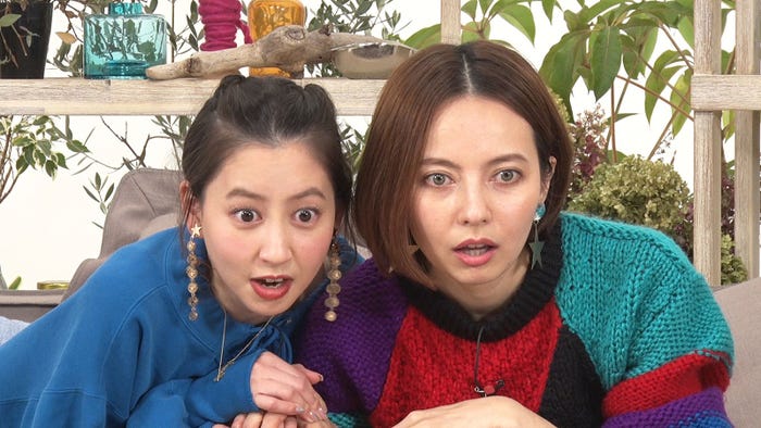 河北麻友子、ベッキー/「あいのり:Asian Journey」第12話より(C)フジテレビ