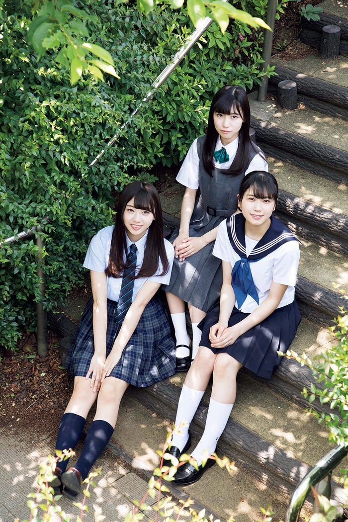 (左から)富田鈴花、河田陽菜、丹生明里(C)田中智久、光文社