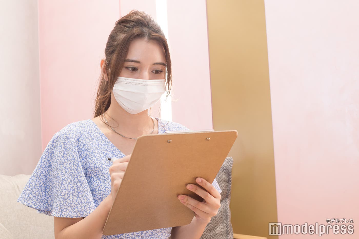問診票に体調や体質を記入していく(C)モデルプレス