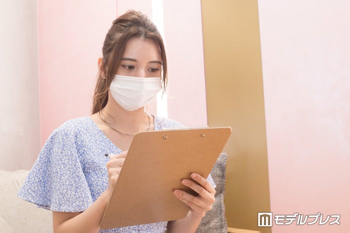 問診票に体調や体質を記入していく(C)ビューティーガール