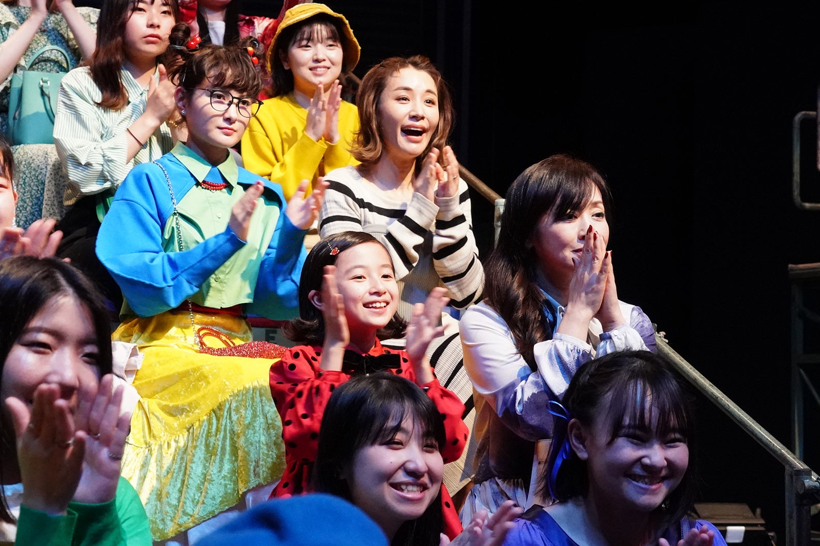 （後列左から）葵わかな、鈴木紗理奈（前列左から）白山乃愛、斉藤由貴／「Dr.チョコレート」第3話より（C）日本テレビ