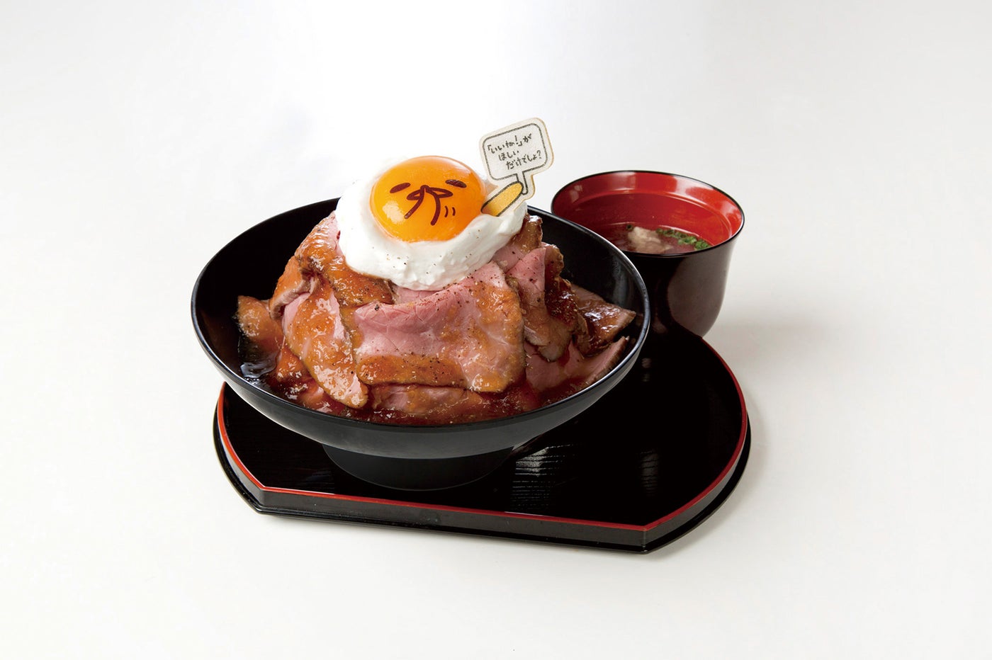 マウンテン！ローストビーフ丼（テールスープ付き）1,390円（税込）（C）2013，2016 SANRIO CO．，LTD．APPROVAL NO．S573244