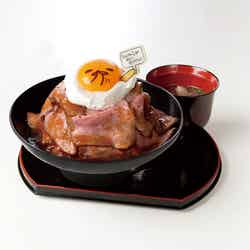 マウンテン!ローストビーフ丼(テールスープ付き)1,390円(税込)(C)2013,2016 SANRIO CO.,LTD.APPROVAL NO.S573244