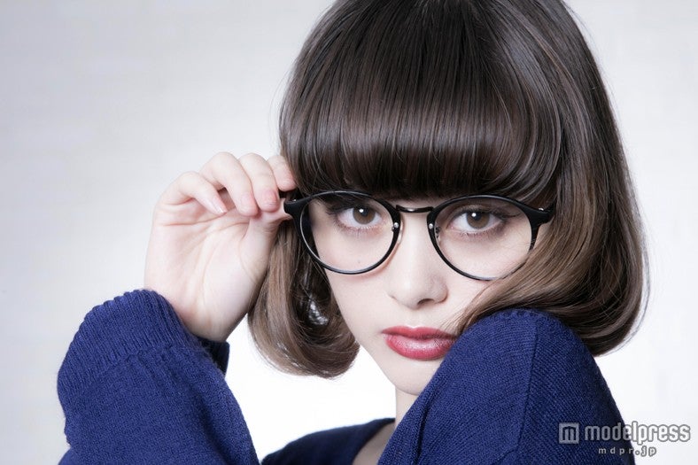 玉城ティナのメガネ姿にドキッ　ファンから好評