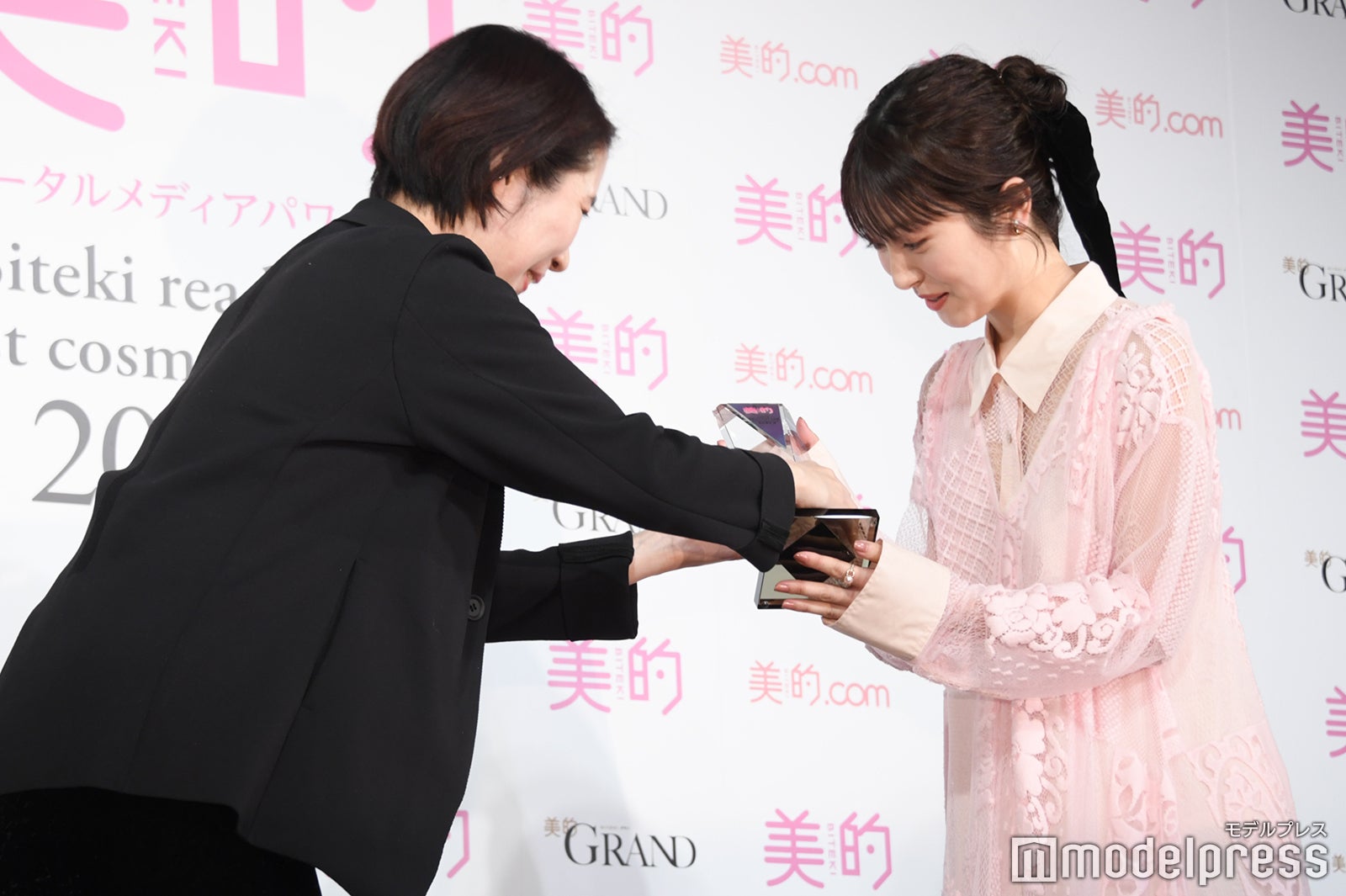 賞を受け取る浜辺美波（C）モデルプレス