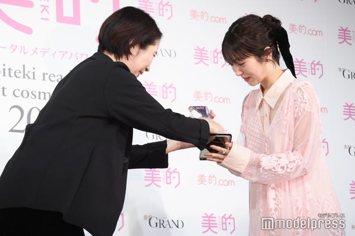 賞を受け取る浜辺美波(C)モデルプレス