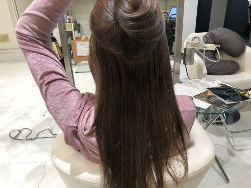 髪を上下に分けます。