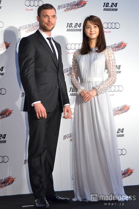 エド・スクレイン、佐々木希