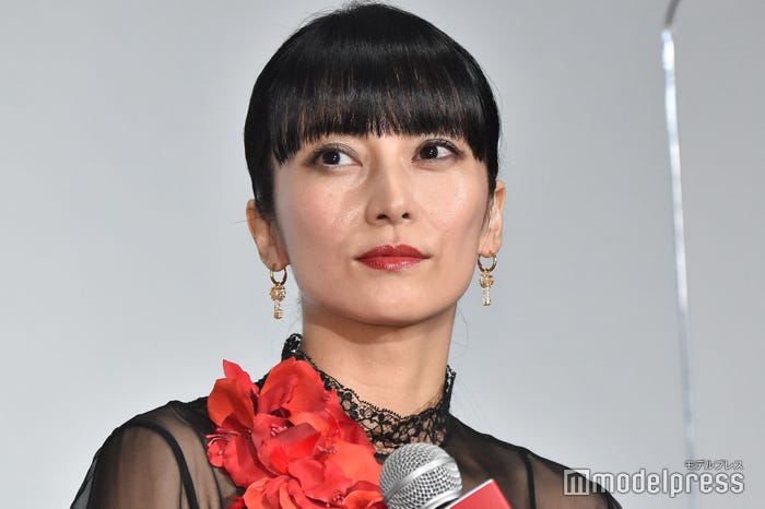 黒髪ロングの柴咲コウ (C)モデルプレス