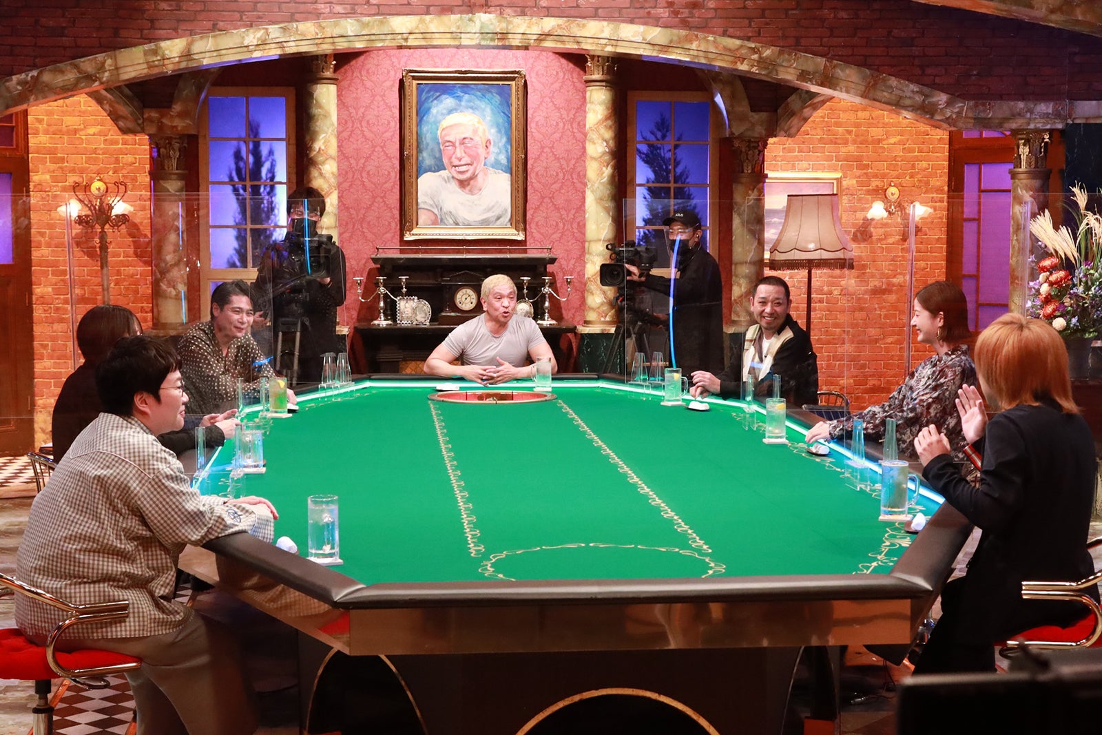 （左手前から時計回りに）近藤春菜、HISASHI、吉村崇、松本人志、大悟、松本若菜、鬼龍院翔 （C）フジテレビ