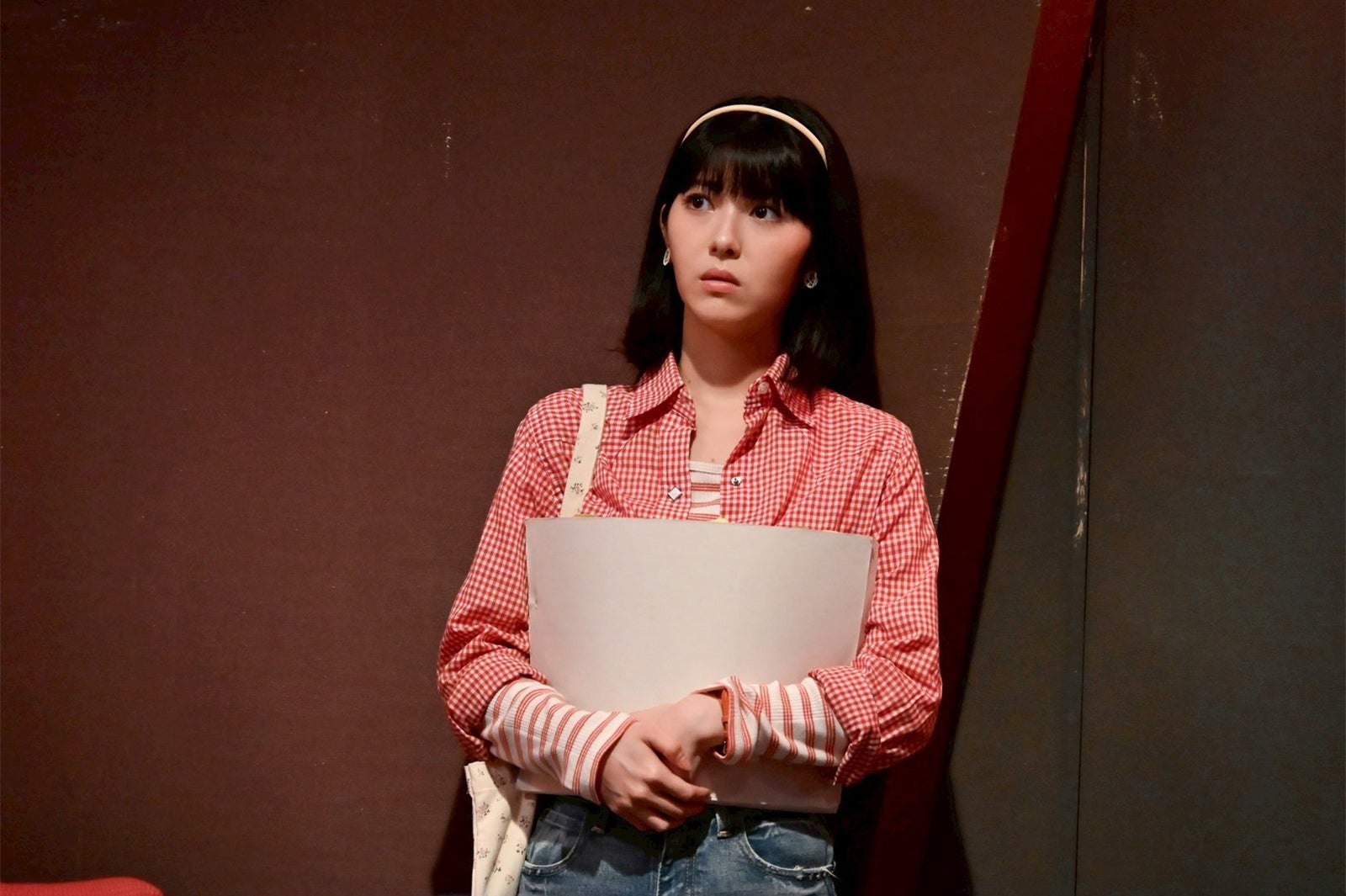 浜辺美波「もしもこの世が舞台なら、楽屋はどこにあるのだろう」第8話（C）フジテレビ