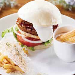 佐世保バーガー認定店「ダム」とろけるチーズの白銀バーガー(数量限定)/(C)ハウステンボス/J21218