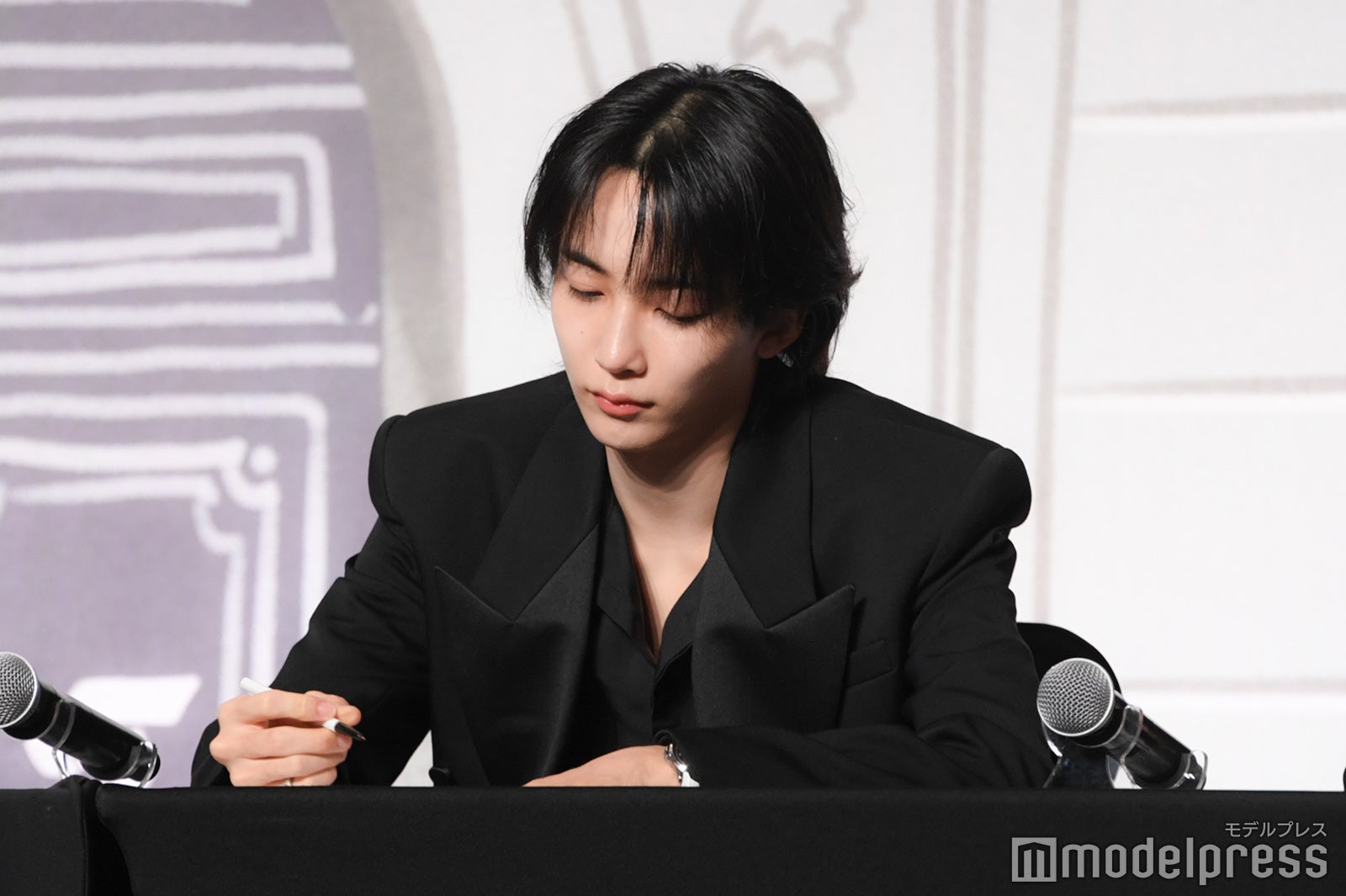 ペンを回していたJEONGHAN（ジョンハン）（C）モデルプレス