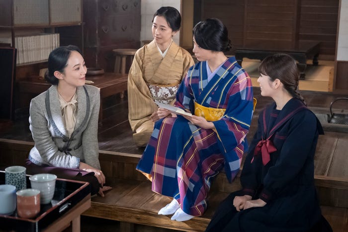 咲妃みゆ、紺野まひる、森カンナ、小川彩「波うららかに、めおと日和」第1話(C)フジテレビ