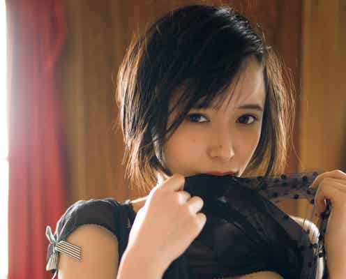 “熊本の奇跡”と話題の新ショートカット美女・つぶら、谷間のぞく妖艶美