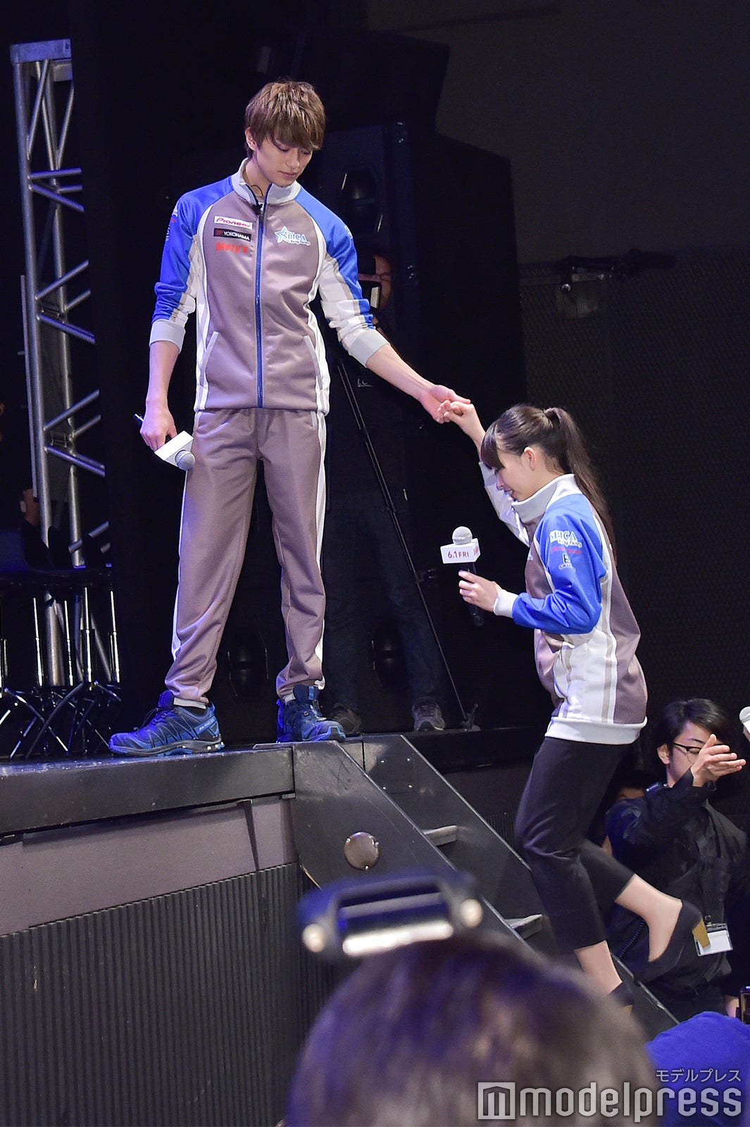 森川葵に手を差し伸べる新田真剣佑が王子様のよう （C）モデルプレス