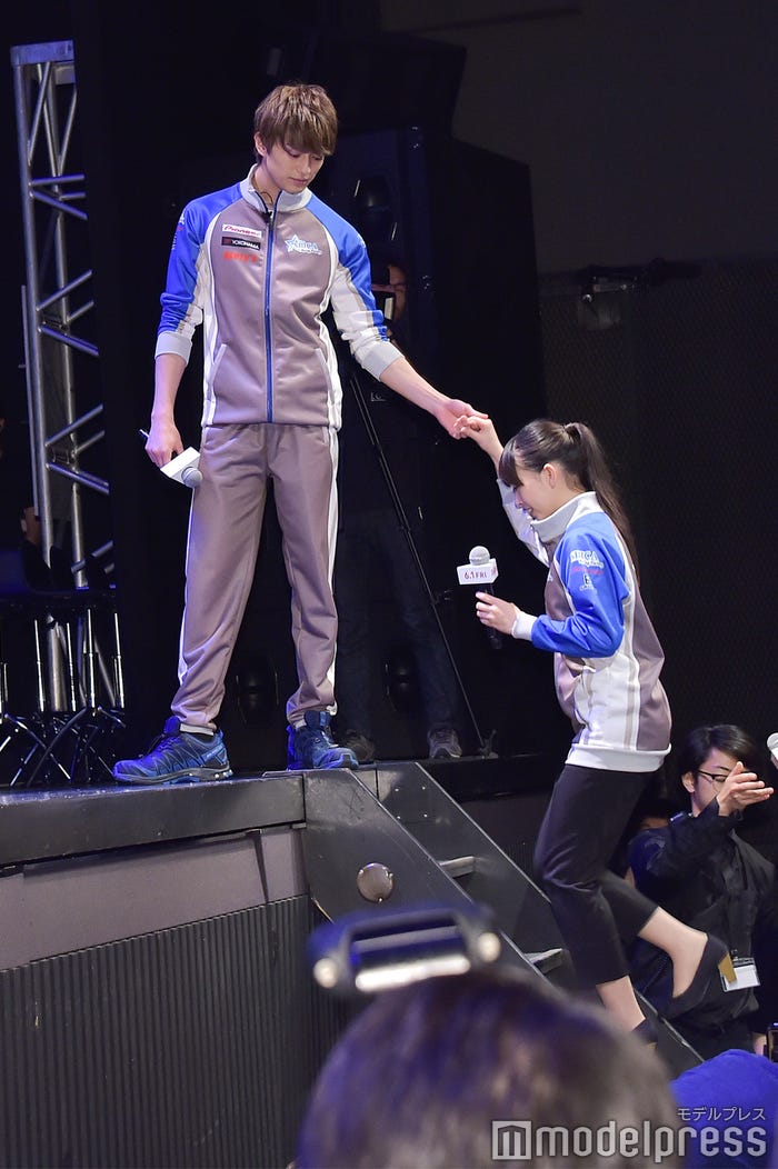 森川葵に手を差し伸べる新田真剣佑が王子様のよう (C)モデルプレス