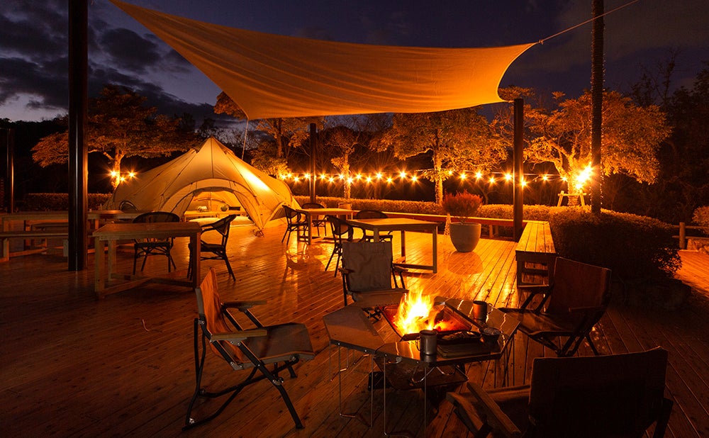 スノーピークグランピング徳島小松島／共用部のTAKIBI LOUNGE（提供画像）