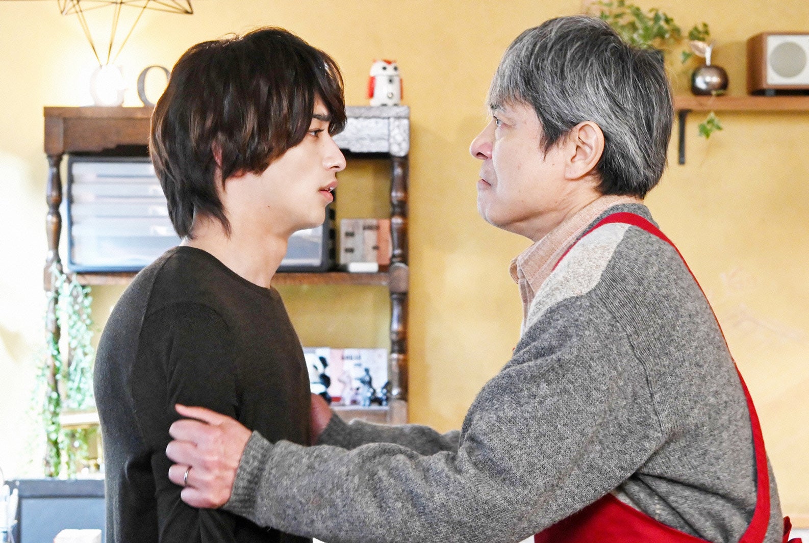 横浜流星、升毅／「シロでもクロでもない世界で、パンダは笑う。」第10話より（C）日本テレビ